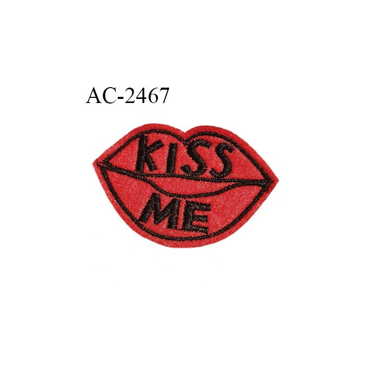 Décor ornement écusson bouche en feutrine rouge et noir avec inscription KISS ME largeur 6 cm hauteur 4 cm à coudre
