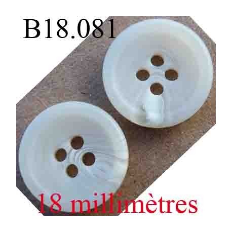 bouton 18 mm couleur blanc cassé nacré légèrement marbré 4 trous diamètre 18 mm