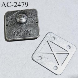 Décor plaque métal à mater couleur acier brossé vieilli inscription Mario GIORGIO Since 1989 largeur 40 mm