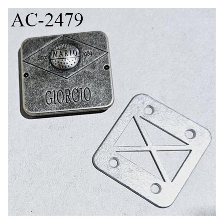 Décor plaque métal à mater avec un pointeau couleur acier brossé vieilli inscription Mario GIORGIO Since 1989 largeur 40 mm