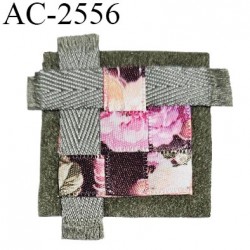 Décor ornement textile 40 mm haut de gamme carré façon daim avec rubans chevrons et rubans satin motifs fleurs