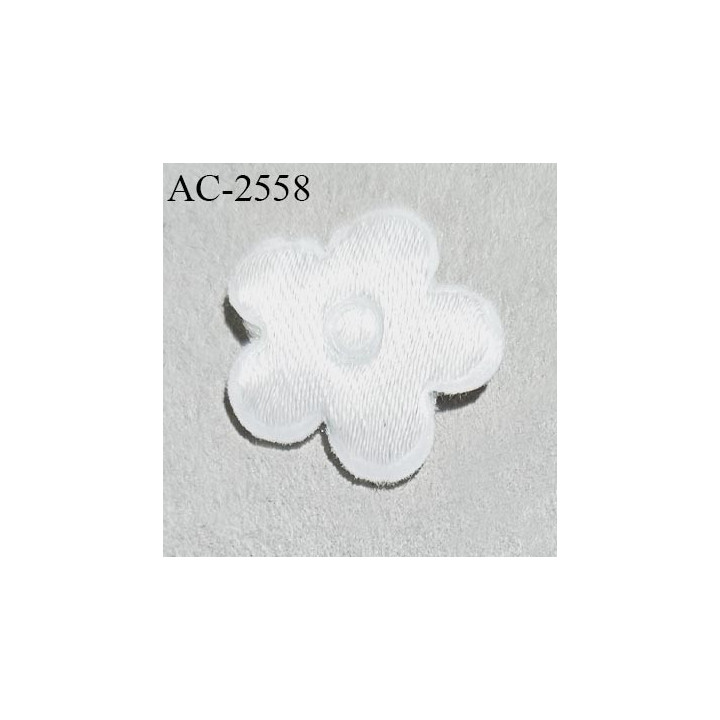 Décor lingerie et autres ornements textile 15 mm haut de gamme fleur couleur blanc tresse plate et satin