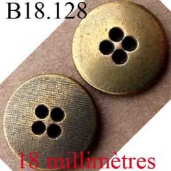 bouton 18 mm couleur doré en métal en laiton vieilli 4 trous une face lice et l'autre légèrement strié diamètre 18 mm