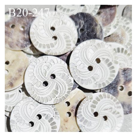 Bouton nacre 20 mm haut de gamme couleur naturel avec motif 2 trous diamètre 20 mm épaisseur 1 mm prix à la pièce