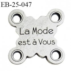 Plaque en métal couleur argent mat superbe avec 4 trous aux angles inscription La mode est à vous largeur 24 mm hauteur 24 mm