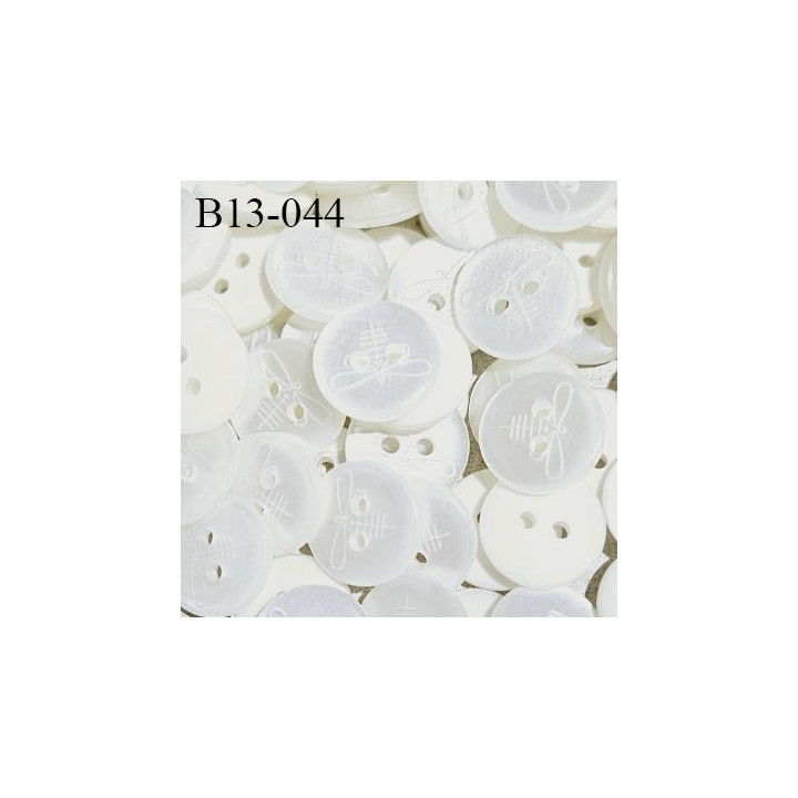 Bouton 13 mm couleur naturel nacré avec motif libellule de Brocéliande 2 trous diamètre 13 mm épaisseur 2.5 mm prix à la pièce