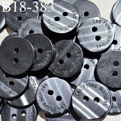 Bouton 18 mm couleur gris avec reflets et inscription Les ptites bombes 2 trous diamètre 18 mm épaisseur 3 mm prix à la pièce