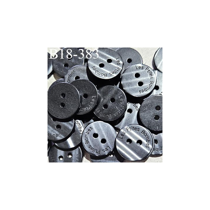 Bouton 18 mm couleur gris avec reflets et inscription Les ptites bombes 2 trous diamètre 18 mm épaisseur 3 mm prix à la pièce