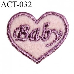 Décor ornement couture coeur en feutrine brodée inscription Baby couleur rose largeur 20 mm hauteur 18 mm épaisseur 2 mm