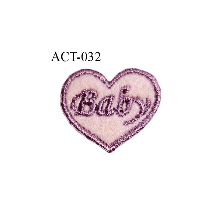Décor ornement couture coeur en feutrine brodée inscription Baby largeur 20 mm hauteur 18 mm épaisseur 2 mm prix à la pièce