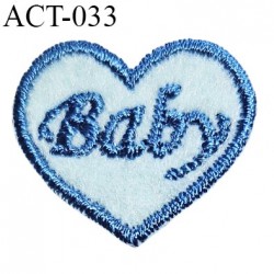 Décor ornement couture coeur en feutrine brodée inscription Baby couleur bleu largeur 20 mm hauteur 18 mm épaisseur 2 mm
