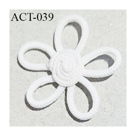 Décor ornement lingerie et autres en forme de fleur couleur blanc diamètre 25 mm prix à la pièce