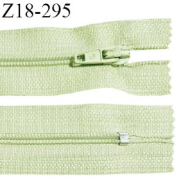 Fermeture zip 18 cm non séparable couleur vert amande largeur 2.7 cm zip nylon largeur 4 mm longueur 18 cm prix à l'unité