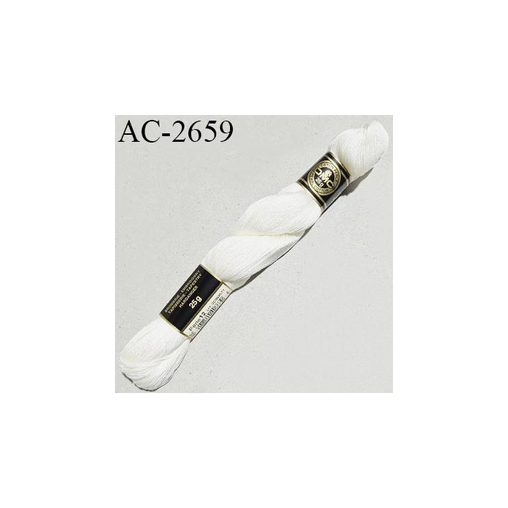 Echevette de coton perlé DMC 100% coton n°5 couleur naturel ivoire prix pour une échevette de 25 g soit environ 112 mètres