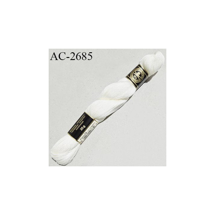 Echevette de coton perlé DMC 100% coton n°8 couleur naturel ivoire prix pour une échevette de 25 g soit environ 200 mètres
