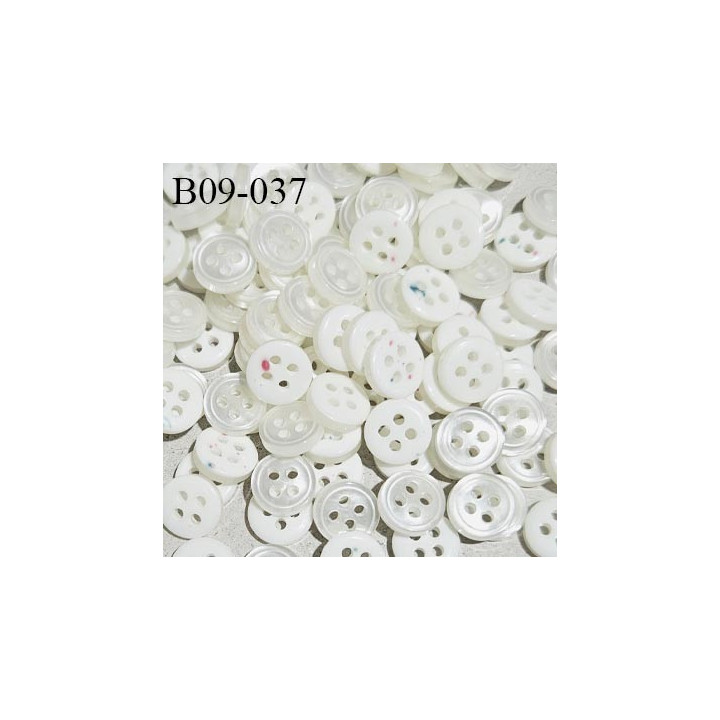 Bouton 9 mm couleur naturel nacré avec effet moucheté vert et rose au dos fabriqué en France 4 trous épaisseur 2.5 mm