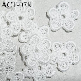Décor ornement lingerie et autres en forme de fleur couleur blanc diamètre 15 mm prix à la pièce