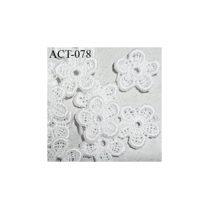 Décor ornement lingerie et autres en forme de fleur couleur blanc diamètre 15 mm prix à la pièce