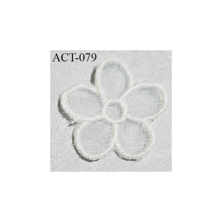 Décor ornement lingerie et autres en forme de fleur couleur écru diamètre 22 mm prix à la pièce