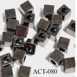 arrêt stop cordon métal couleur acier  forme cube largeur coté 6 mm hauteur 6 mm trou de 3.5 mm passage cordon  prix à la pièce