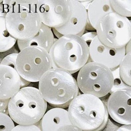 Bouton 11 mm couleur naturel brillant effet nacré 2 trous légèrement bombé diamètre 11 mm épaisseur 2.5 mm prix à l'unité