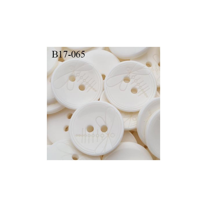 Bouton 16 mm en pvc couleur gris clair motif libellule Brocéliande 2 trous diamètre 16 mm épaisseur 2.5 mm prix à la pièce