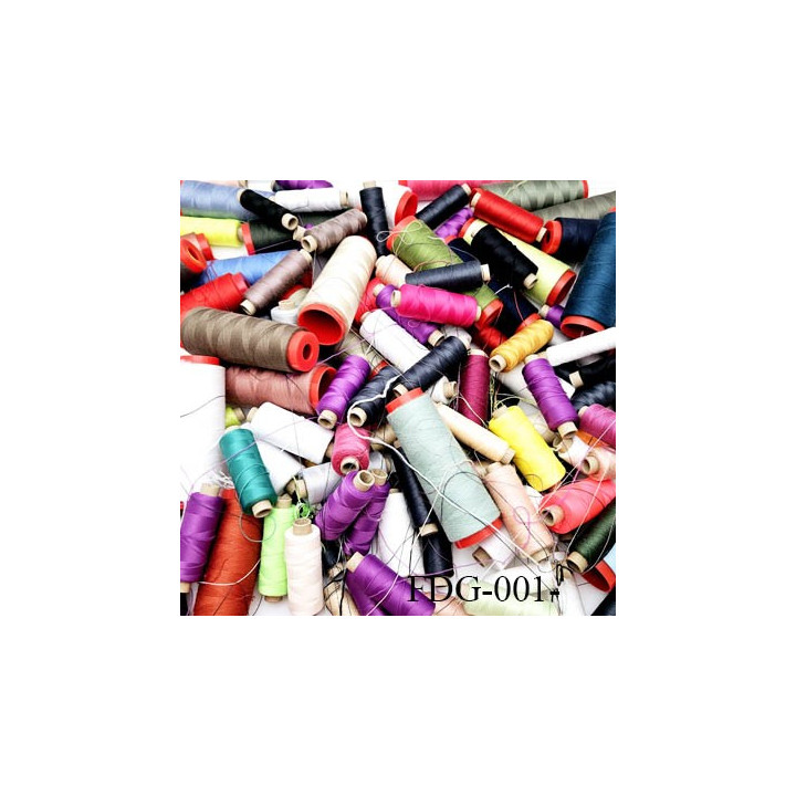 Déstockage 500 Grammes de cônes et de bobine fil polyester 120 couleurs et longueur aléatoire photo non contractuelle