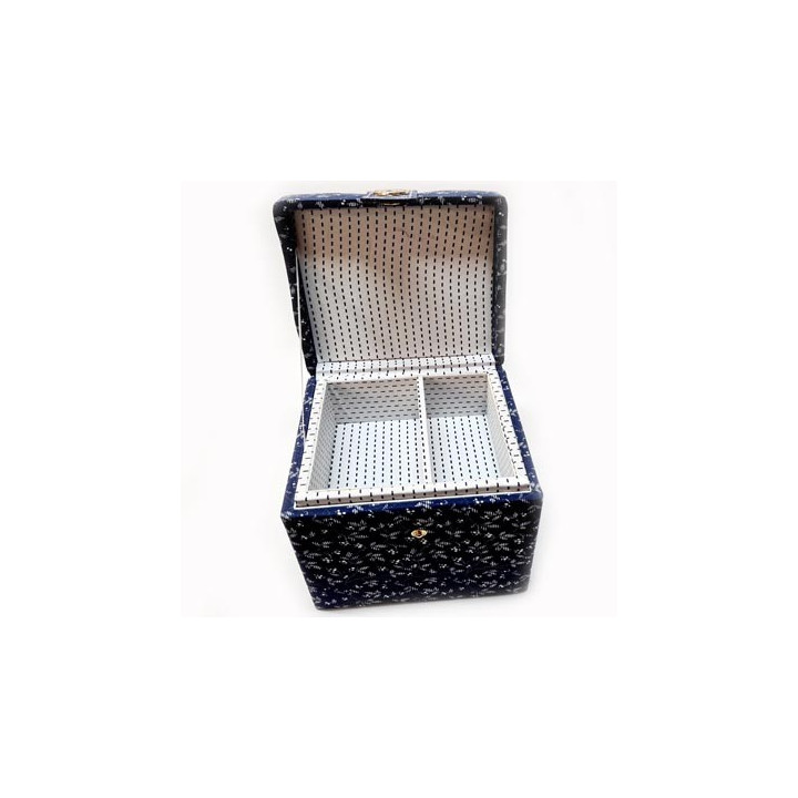 Boite couture DMC en forme de cube  dimension chaque coté 16 cm hauteur 16 cm en bois recouvert de tissu poids 925 grs