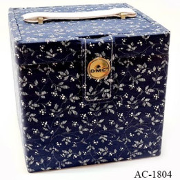 Boite couture DMC en forme de cube  dimension chaque coté 16 cm hauteur 16 cm en bois recouvert de tissu poids 925 grs