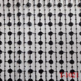 Tissu dentelle brodée noir sur tulle non extensible  haut de gamme largeur 135 cm prix pour 10 cm de long