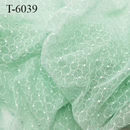 Dentelle brodé  sur tulle non extensible  couleur vert clair très haut de gamme largeur 135 cm  prix pour 10 centimètres