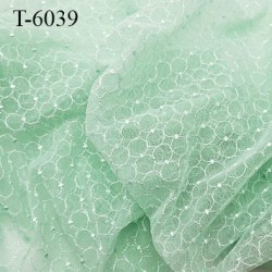 Dentelle brodé sur tulle non extensible couleur vert clair très haut de gamme largeur 135 cm prix pour 10 centimètres