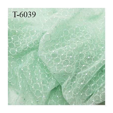 Dentelle brodé sur tulle non extensible couleur vert clair très haut de gamme largeur 135 cm prix pour 10 centimètres