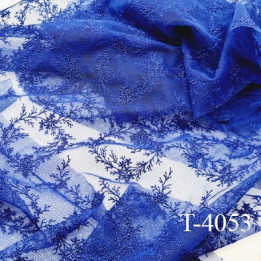 Dentelle brodé  sur tulle non extensible  couleur bleu lumineux  très haut de gamme largeur 135 cm  prix pour 1 mètre
