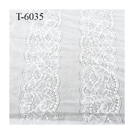 dentelle brodé sur tulle non extensible vert lagon haut gamme largeur 135 cm prix pour 10 cm de long et 135 cm de largeur