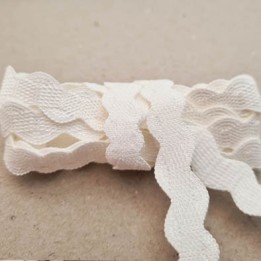 Le lot de 10 mètres d'élastique 12 mm  lingerie et autres haut  gamme couleur écru  allongement  + 25 %