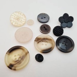 LE LOT DE 110 boutons du  plus petit 10 mm au plus grand 27 mm soit 11 références X par 10 pièces soit 110 pièces