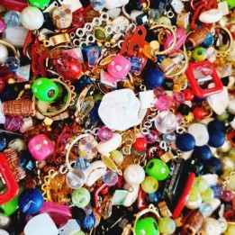 Le lot de + de 300 accessoires  , un prix incroyable. Les pièces sont sélectionnées aléatoirement. Photo non contractuelle