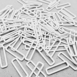 Le lot de 100 réglette lingerie  blanc, métal plastifié .largeur intérieur 18 mm extérieur 20.2 mm Tarif dégressif par quantité