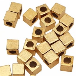 Le lot de 25 perles ou stop cordon carré en métal  largeur hauteur 6 mm diamètre intérieur 3.5 mm couleur doré