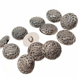 Le lot de 12 boutons de 18 mm  accroche avec un anneau au dos couleur noir et gris trop beau en pvc
