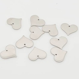 Le lot de 12 accessoires en forme de   coeur en métal chromé largeur  19 mm  hauteur 17 mm épaisseur 11 mm avec un trou