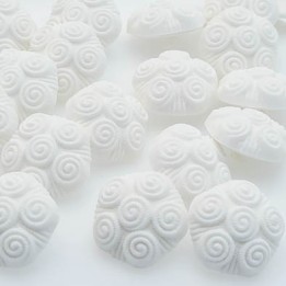 Le lot de 12 boutons de 22 mm  accroche avec un anneau au dos couleur naturel beau en pvc