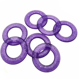 Le lot de 7 anneaux en pvc couleur violet avec des paillettes argent diamètre intérieur 17.5 mm extérieur 21.7 mm épaisseur 3 mm