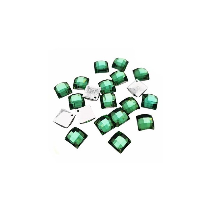 Le lot de 20 strass coté extérieur 10 mm épaisseur 4 mm couleur vert avec un trou pour réaliser tous vos projets