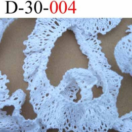 dentelle froncé crochet superbe en coton et avec  2 petits élastique en bordure  largeur 30 mm couleur blanc  vendue au mètre