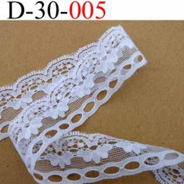 dentelle synthétique largeur 30 mm couleur blanc  vendue au mètre 55 cts