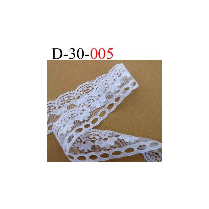 dentelle synthétique largeur 30 mm couleur blanc  vendue au mètre 55 cts