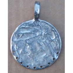 pendentif rond estampillé Biche de Bere métal bosselé patiné