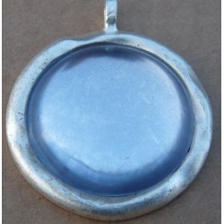 pendentif  bleu rond estampillé Biche de Bere métal patiné 2éme choix